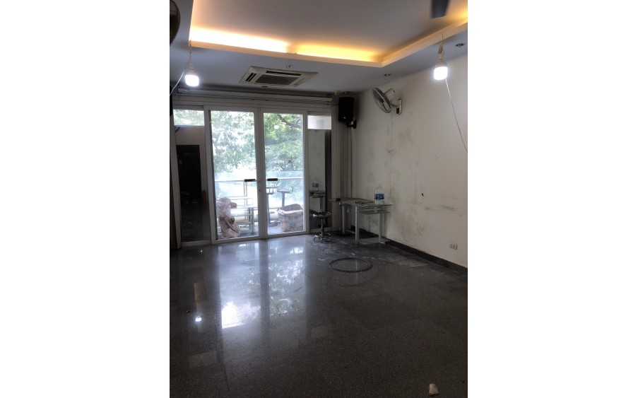 Cho thuê MBKD  Thời Trang, VP, Spa mặt phố Trần Hữu Tước - 90/100m2 x 3 tầng - thang máy
